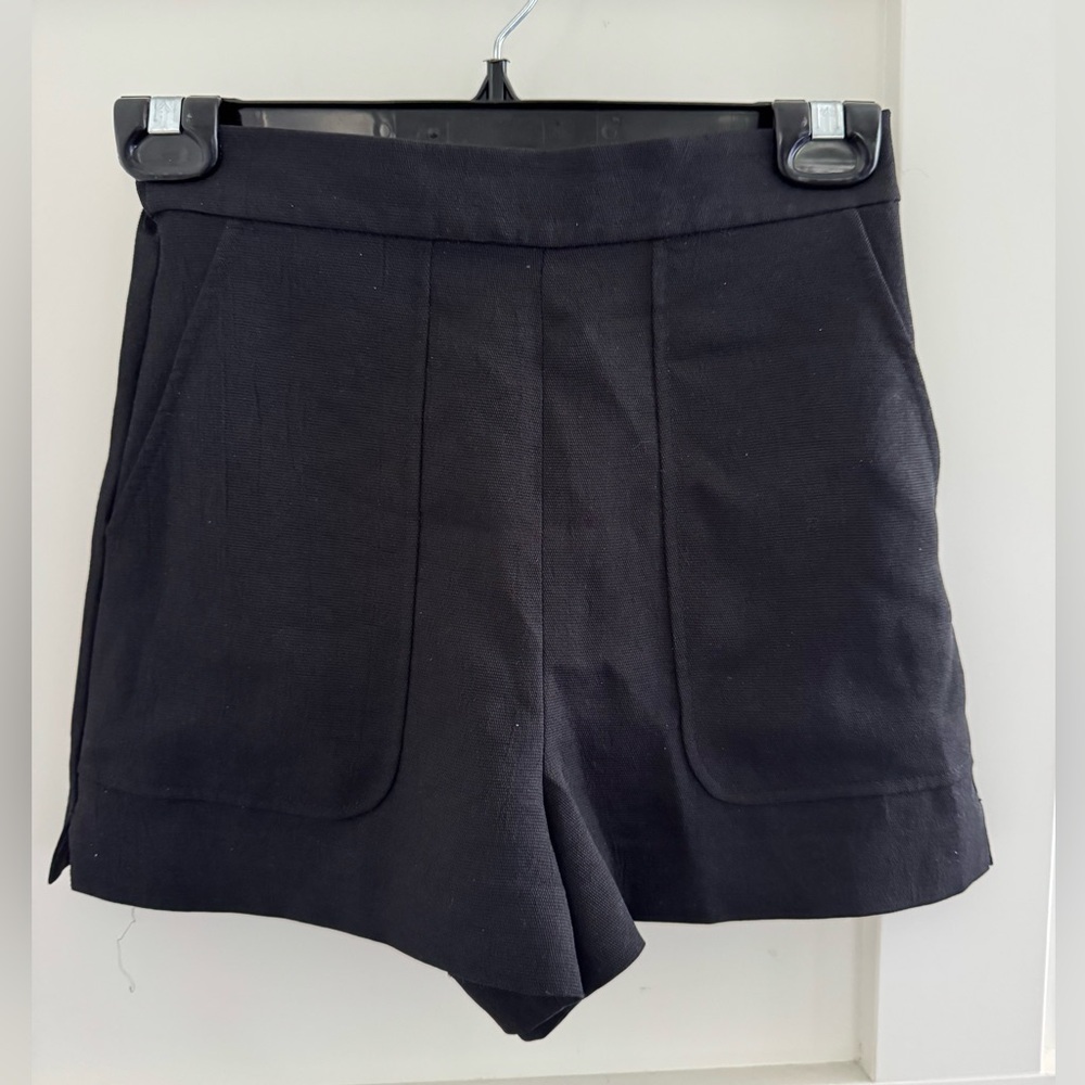 Aritzia Wilfred high rise shorts in colour black size XS.
